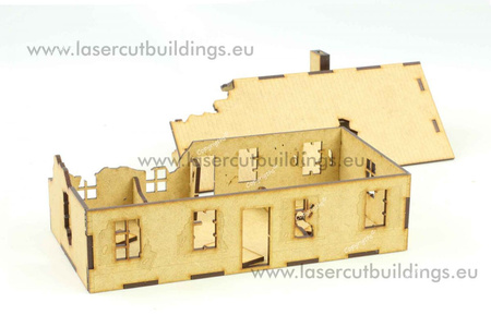 Dom wiejski I uszkodzony LBH0841 - 1:56 / 28MM