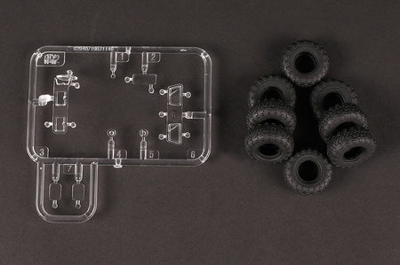 Hobby Boss 82940 Russian 9A52-2 Smerch-M multiple rocket launcher of RSZO 9k58 Smerch MRLS 1/72